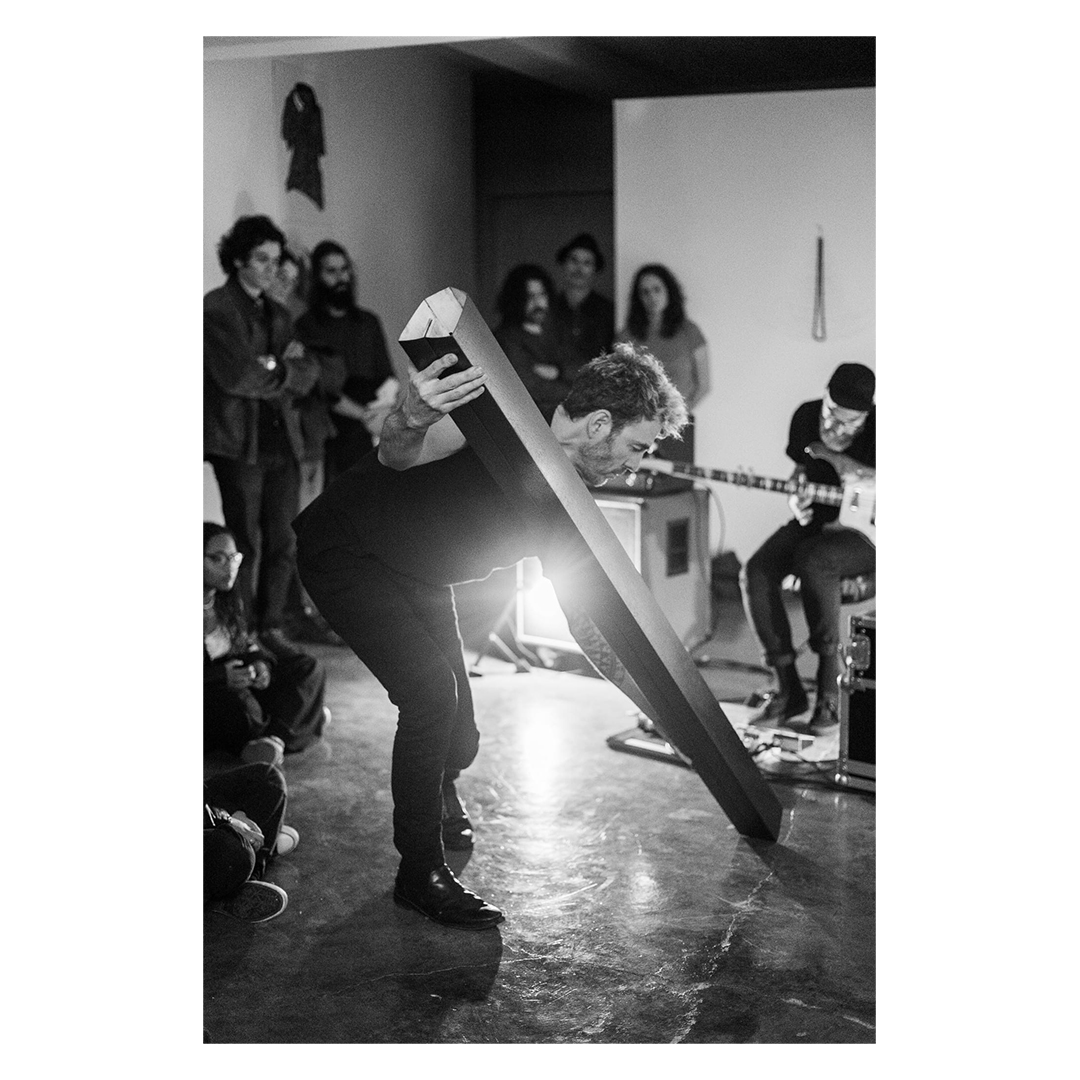 Diogo Pimentão and frise lumière by Ludovic Gerst performing at the opening of Em Contacto at Galeria VNBM in Viseu