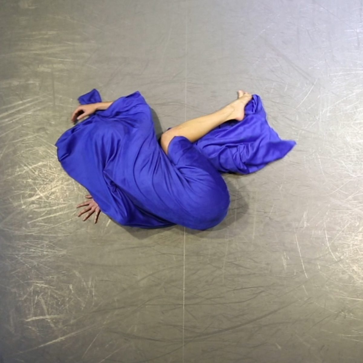 Susanne Döbel performing in Blue V2, filmed from above in a blue costume
