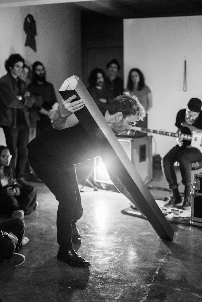 Diogo Pimentão and frise lumière (Ludovic Gerst) performing at the opening of Em Contacto at Galeria VNBM in Viseu