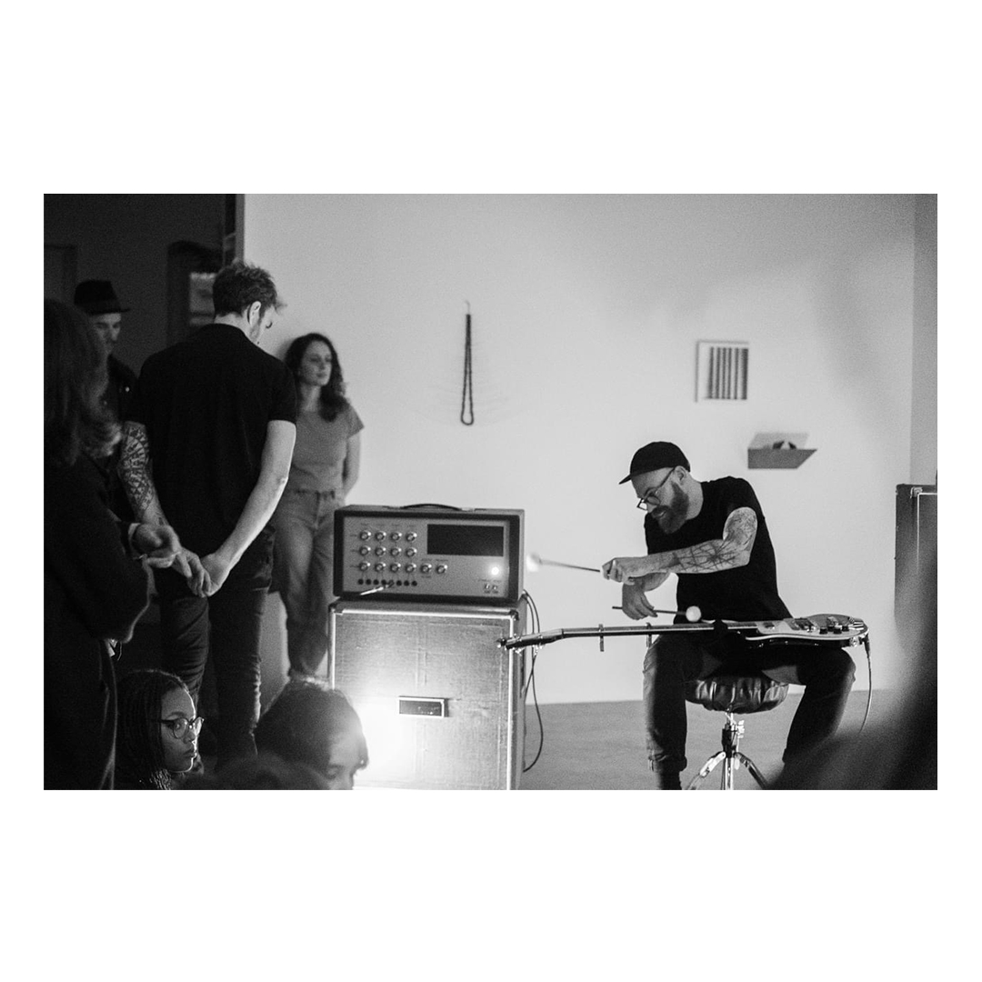 Ludovic Gerst performing as frise lumière with prepared bass during Em Contacto at Galeria VNBM in Viseu