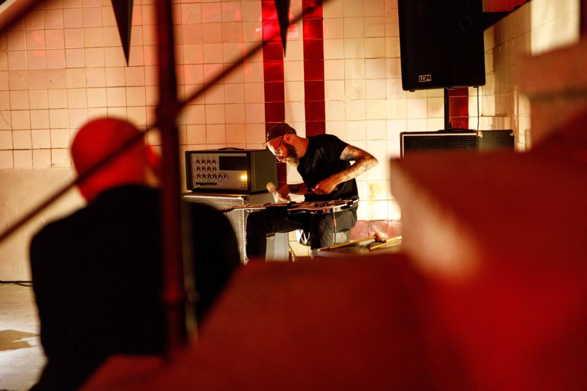 Ludovic Gerst performing as frise lumière with prepared bass at Galeria Exit in Wrocław