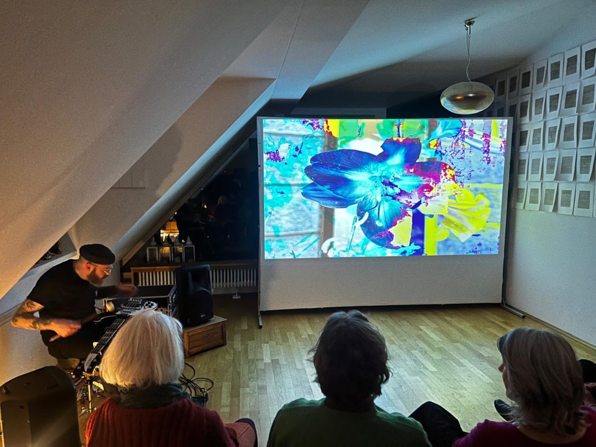Ludovic Gerst performing as frise lumière with prepared bass and projected film at Klang im Dach in Munich