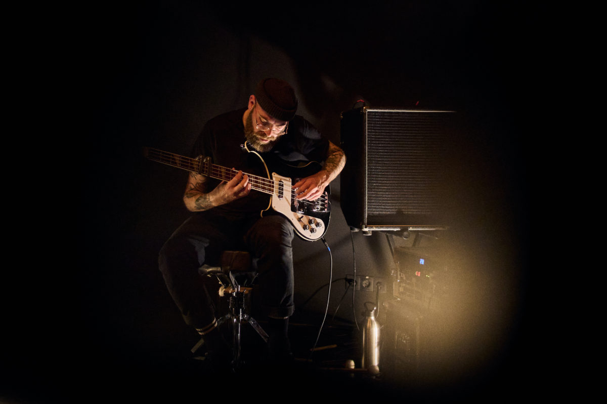 Ludovic Gerst performing frise lumière on prepared bass at Theater am Werk in Vienna