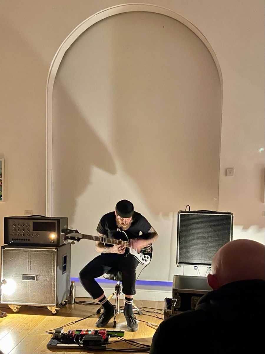 Ludovic Gerst performing frise lumière on prepared bass at Storiel Museum in Bangor