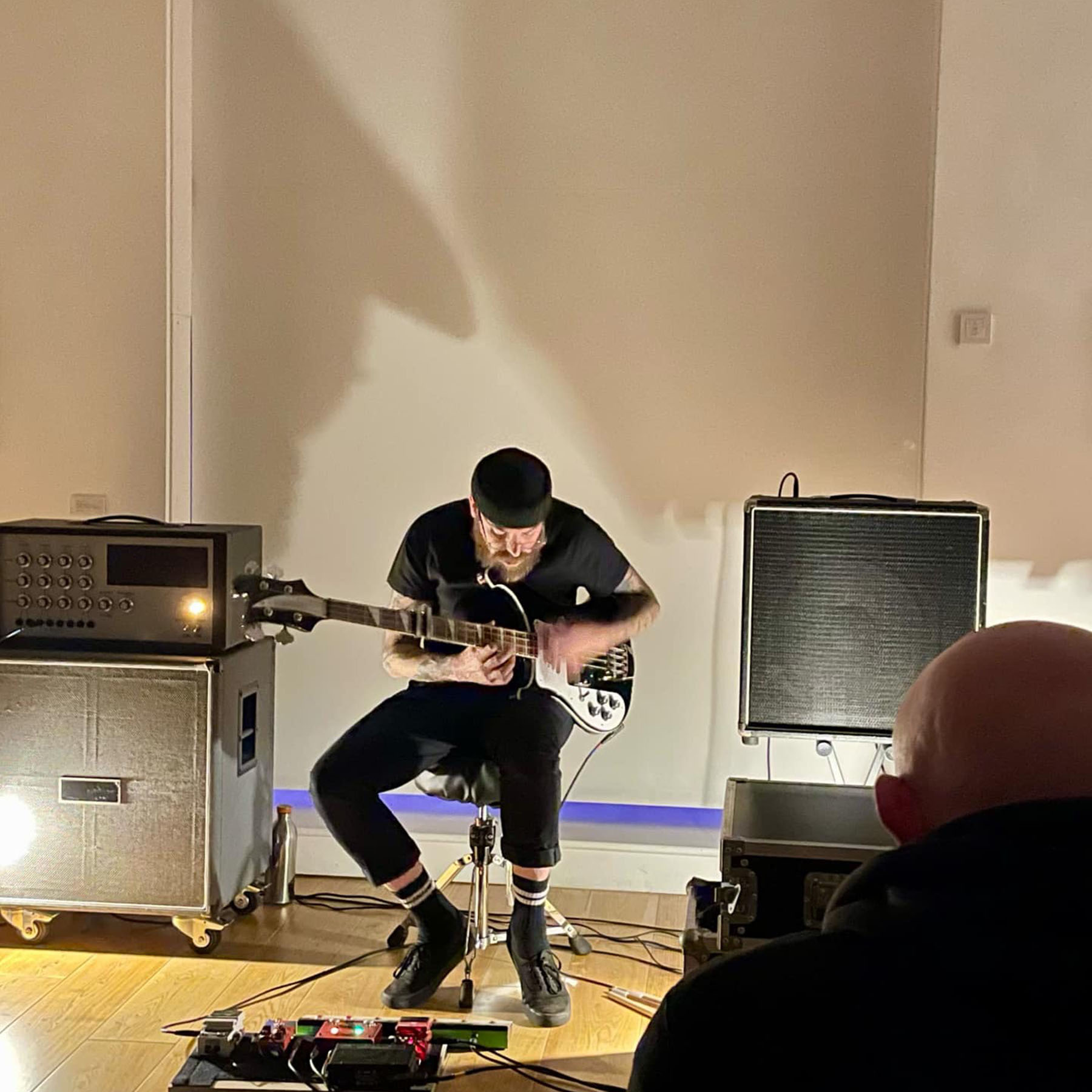 Ludovic Gerst performing frise lumière on prepared bass at Storiel Museum in Bangor