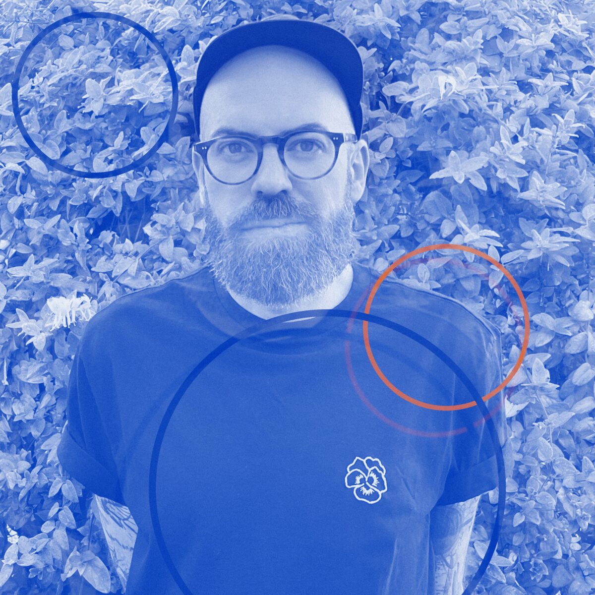 Portrait of Ludovic Gerst, frise lumière, in Klein blue with graphic circles